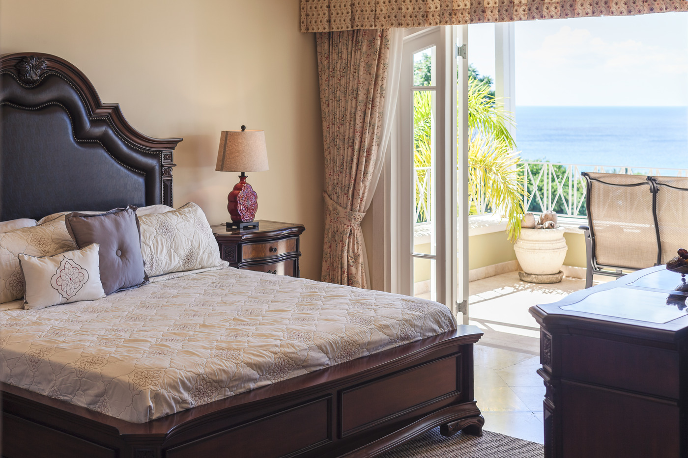 First floor bedroom with sea view at Monkey Hill
